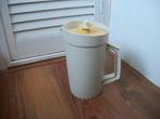 Tupperware Schenkkan ( geel deksel, 1 liter ), Huis en Inrichting, Keuken | Tupperware, Ophalen of Verzenden, Gebruikt, Geel, Bak of Kom