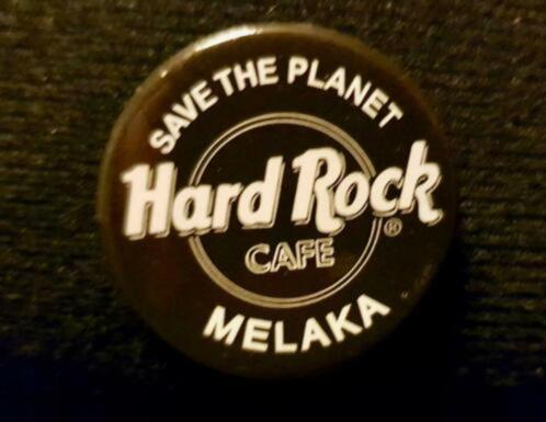 kleine zwarte Hard rock cafe button Melaka! artiesten, Verzamelen, Muziek, Artiesten en Beroemdheden, Zo goed als nieuw, Overige typen