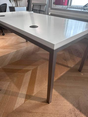 Wit designbureau 160x80 cm met kabelmanagement – in topstaat beschikbaar voor biedingen