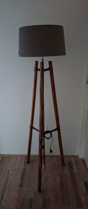 Lamp hout / grijs staand beschikbaar voor biedingen