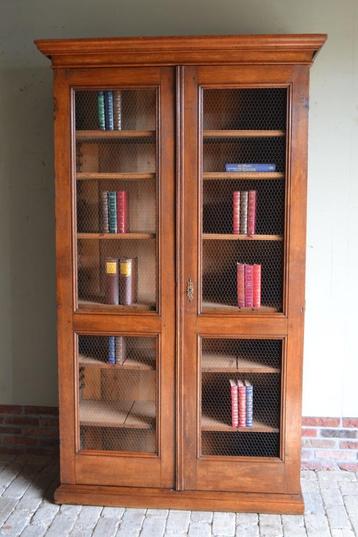 Prachtige antieke eiken boekenkast met gaas in de deuren. beschikbaar voor biedingen