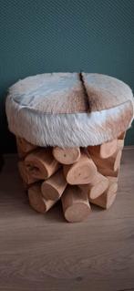 Mooie houten poef met vacht, Huis en Inrichting, Woonaccessoires | Schalen en Manden, Ophalen, Gebruikt, Mand, Rond