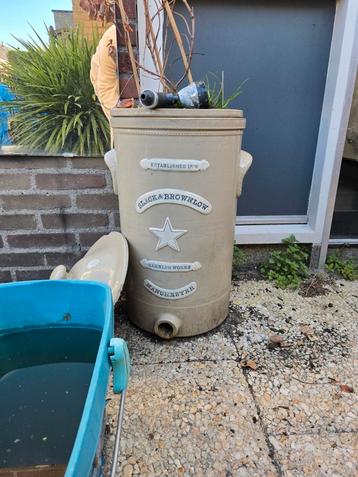 Antieke waterfilter beschikbaar voor biedingen