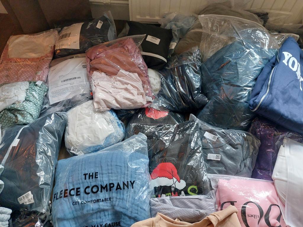 ≥ partij kleding nieuw ongeveer 46 kilo — Rommelmarktspullen