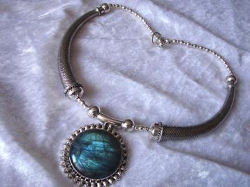 Prachtig geheel Zilveren Collier met Grote Ronde Labradoriet beschikbaar voor biedingen