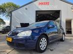 Volkswagen Golf 1.6 FSI Optive AIRCO NAVI, Auto's, Volkswagen, Voorwielaandrijving, Gebruikt, Zwart, 4 cilinders