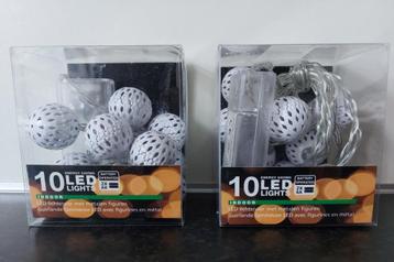 Led lichtsnoer met 10 witte metalen balletjes (2 st=3.50 E) beschikbaar voor biedingen