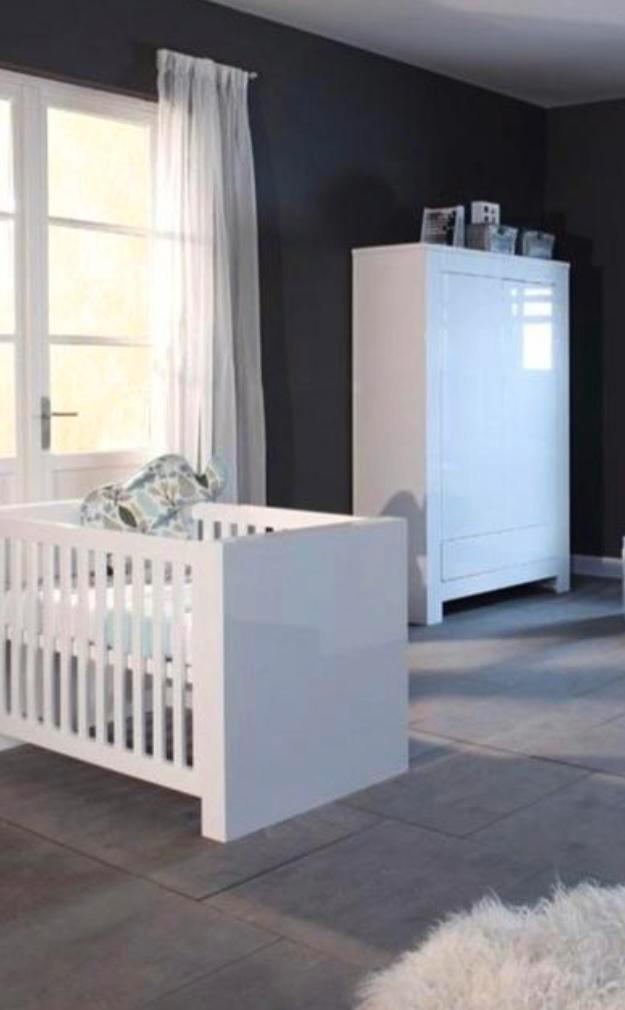 Babybed hoogglans wit van kidsmill alaska, Kinderen en Baby's, Kinderkamer | Complete kinderkamers, Zo goed als nieuw, Ophalen