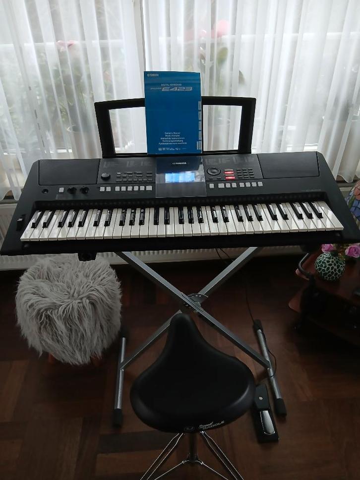 Yamaha PSR E423 Keyboard Set, Muziek en Instrumenten, Keyboards, Zo goed als nieuw, 61 toetsen, Yamaha, Aanslaggevoelig, Met standaard