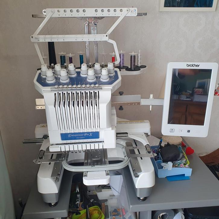 Wegens overcompleet Brother pr1055x, Hobby en Vrije tijd, Borduren en Borduurmachines, Zo goed als nieuw, Borduurmachine, Machineborduren