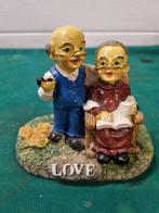 beeld ouder echtpaar love kunststof, Verzamelen, Beelden en Beeldjes, Ophalen of Verzenden