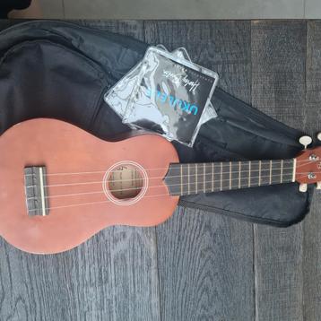 Ukulele incl reserve snaren en opberg tas beschikbaar voor biedingen