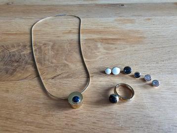 Melano ketting en ring met 8 steentjes beschikbaar voor biedingen