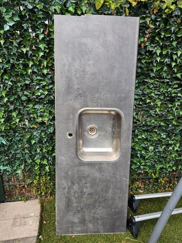 Betonnen aanrechtblad met spoelbak beschikbaar voor biedingen