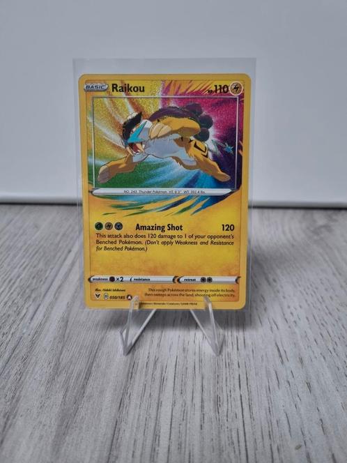 Raikou 50 holo Vivid Voltage, Hobby en Vrije tijd, Verzamelkaartspellen | Pokémon, Zo goed als nieuw, Losse kaart, Verzenden