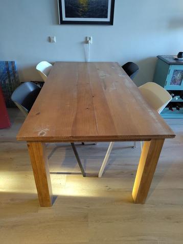 Eettafel met 4 stoelen beschikbaar voor biedingen