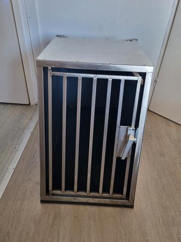 Metalen vervoersbench met antislip mat binnenin. beschikbaar voor biedingen
