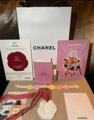 Keramieken Camelia hanger met Chanel eau Tendre edp in tas beschikbaar voor biedingen