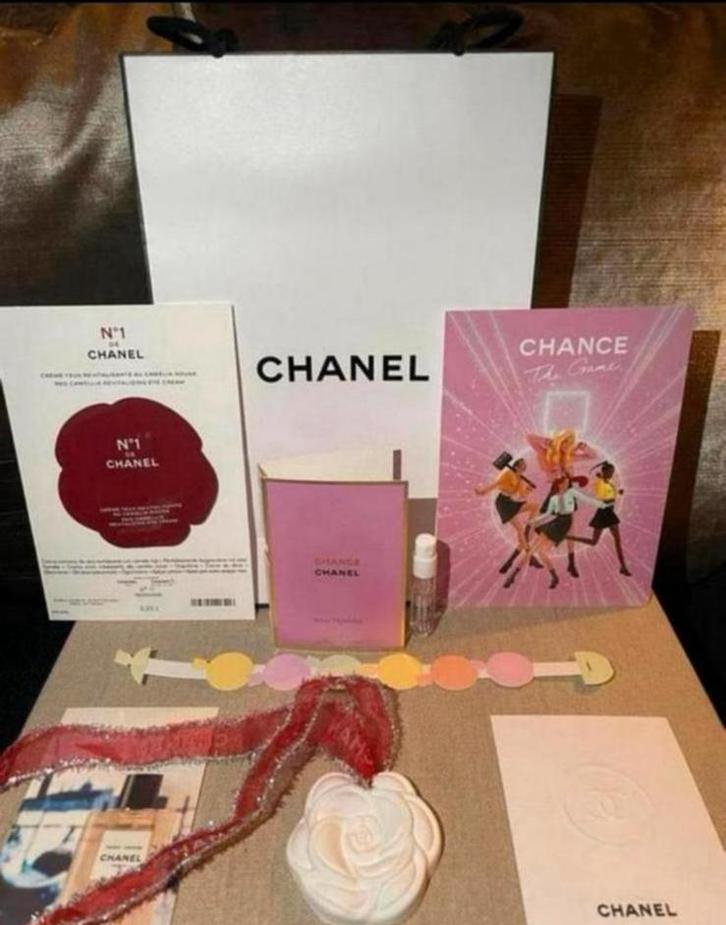 Keramieken Camelia hanger met Chanel eau Tendre edp in tas, Verzamelen, Parfumverzamelingen, Nieuw, Miniatuur, Gevuld, Ophalen of Verzenden