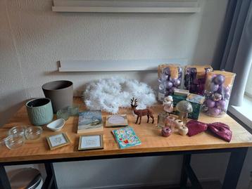 Verschillende accessoires en kerstspullen beschikbaar voor biedingen