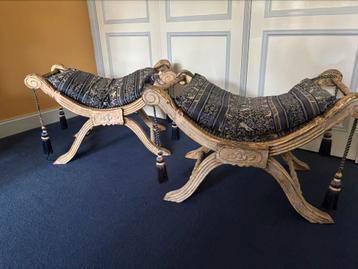 Twee klassieke footstools/ bankjes beschikbaar voor biedingen