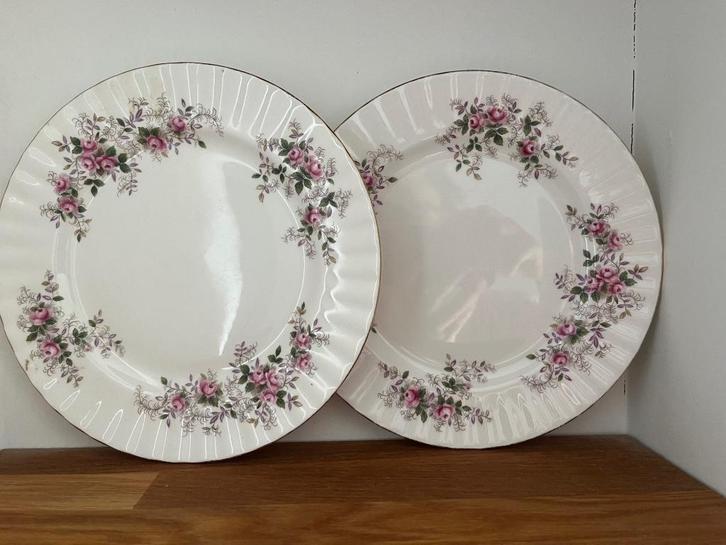 2 vintage ontbijtbordjes Lavender Rose Royal Albert, Verzamelen, Porselein, Kristal en Bestek, Zo goed als nieuw, Kop en/of schotel