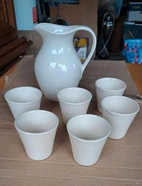 Karaf waterkan met 6 mokken aardewerk zandkleurig crème, Huis en Inrichting, Keuken | Servies, Zo goed als nieuw, Kop(pen) en/of Schotel(s)