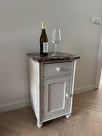 Brocante kastje met rood marmeren blad, Huis en Inrichting, Slaapkamer | Nachtkastjes, Ophalen, Gebruikt, Minder dan 45 cm, 70 cm of meer