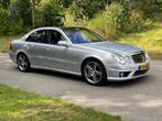 Mercedes-Benz E-Klasse 6.2 E63 AMG Sedan AUT 2007 Grijs, Auto's, Automaat, Achterwielaandrijving, 101 €/maand, Leder