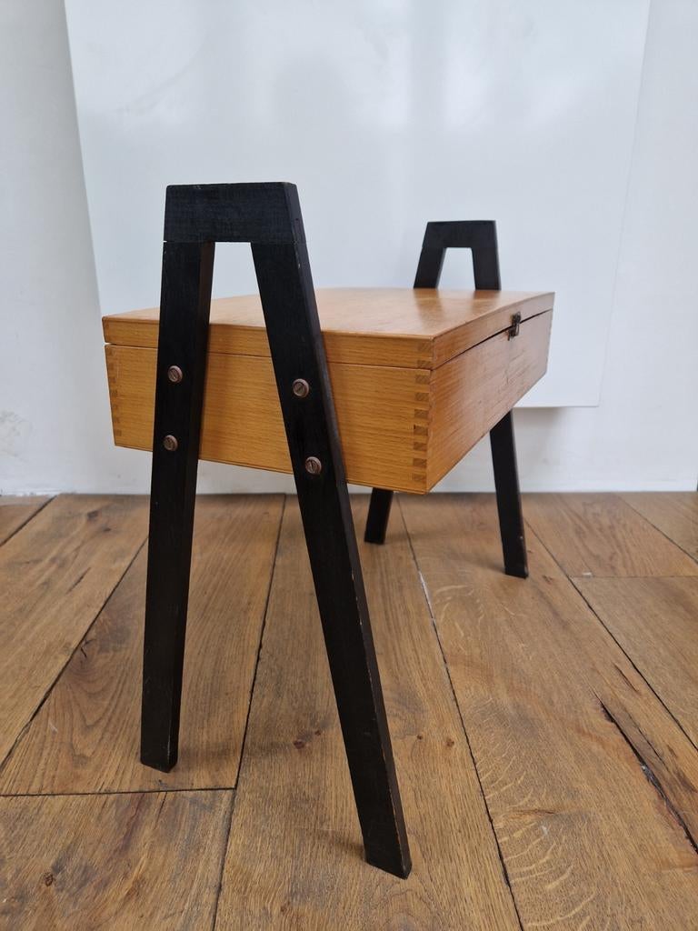 retro bijzettafeltje met inhoud/oude naaimaterialen, Verzamelen, Ophalen, Huis en Inrichting