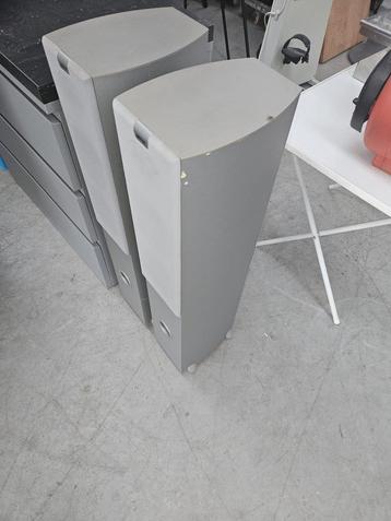 Twee luidsprekerboxen beschikbaar voor biedingen