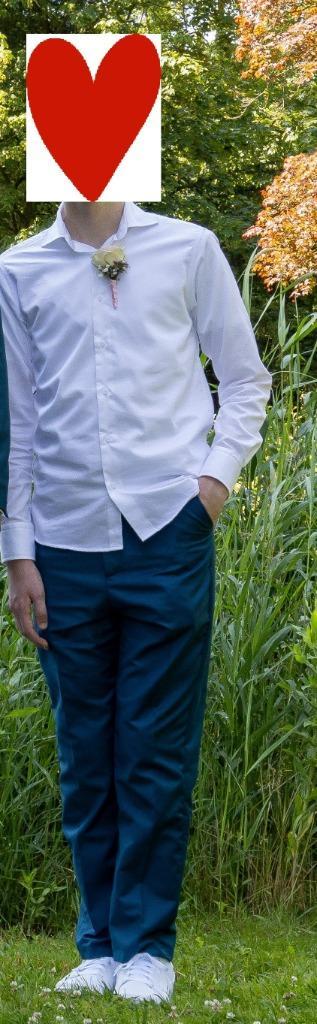 Trouwkleding jongeren: wit overhemd en zeegroene pantalon