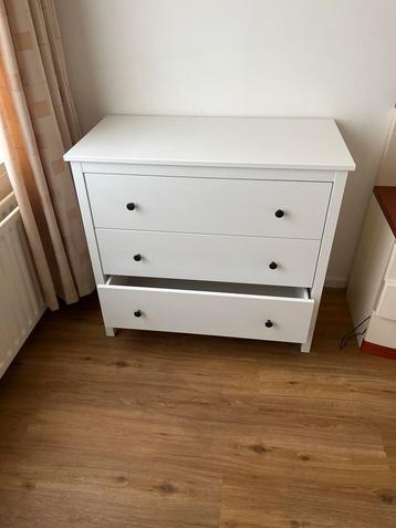 Witte ladekast met 3 laden beschikbaar voor biedingen