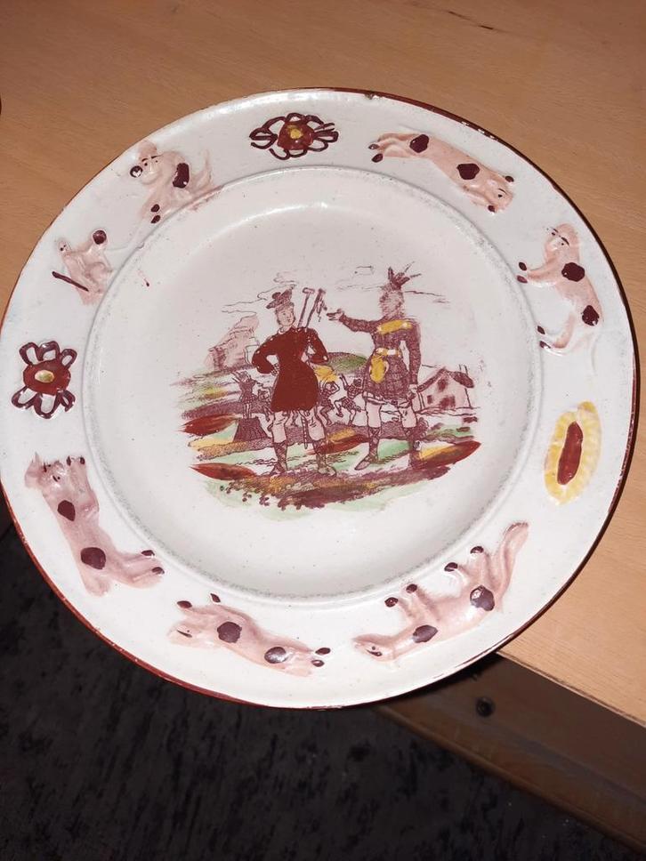 Twee Antieke Bordjes met Schotse Figuren, Antiek en Kunst, Antiek | Schalen, Ophalen of Verzenden