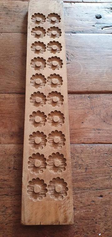 Antieke houten kransjes bloemetjes koekjes plank beschikbaar voor biedingen