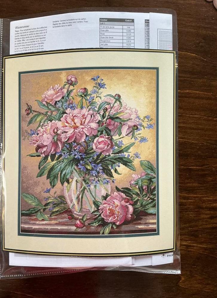 Borduurpakket🧵🪡 Peonies & Canterbury Bells van Dimensions, Hobby en Vrije tijd, Borduren en Borduurmachines, Nieuw, Borduurpakket