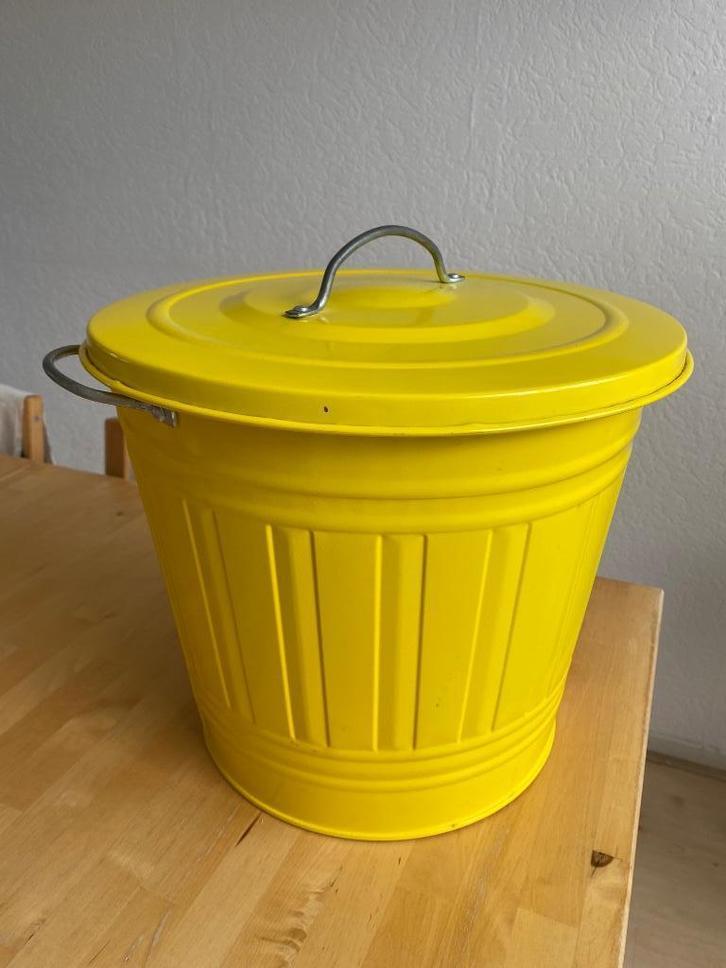 IKEA KNODD prullenbak met deksel van metaal Geel zgan, Huis en Inrichting, Woonaccessoires | Prullenbakken, Zo goed als nieuw