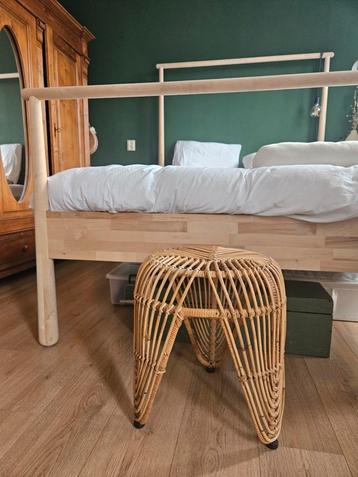 Rotan krukje beschikbaar voor biedingen