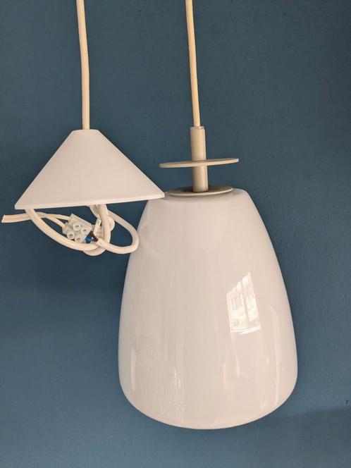 Twee hanglampen met melkglas., Huis en Inrichting, Lampen | Hanglampen, Gebruikt, Minder dan 50 cm, Glas, Kunststof, Ophalen of Verzenden