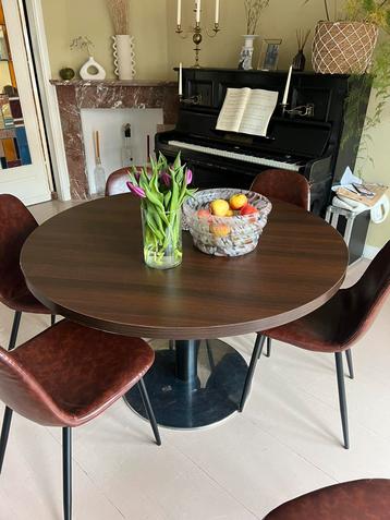 Stijlvolle ronde eettafel – donker hout met metalen voet   beschikbaar voor biedingen