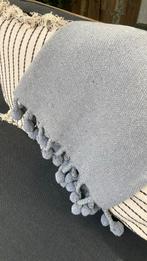 2 grijze Boho /Marrakech pompoms plaids, Ophalen, Gebruikt