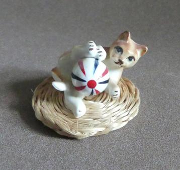 Vintage poezenbeeldje spelend poesje met bal op kleed kat beschikbaar voor biedingen