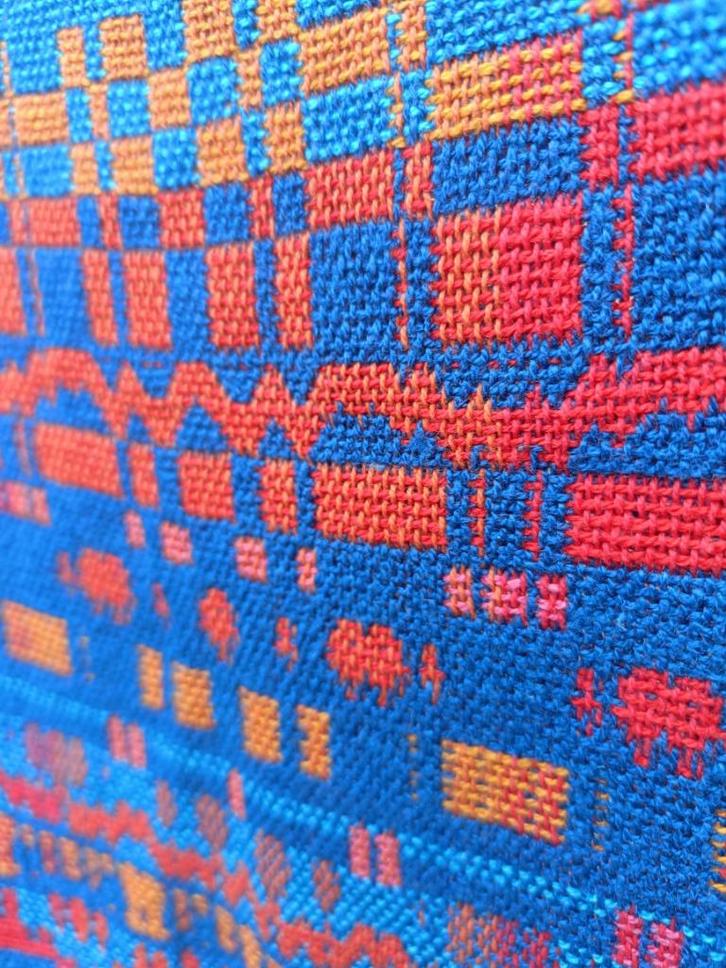 Vintage geweven gordijn met ophangringen rood blauw oranje, Huis en Inrichting, Stoffering | Gordijnen en Lamellen, Gebruikt, 150 tot 200 cm