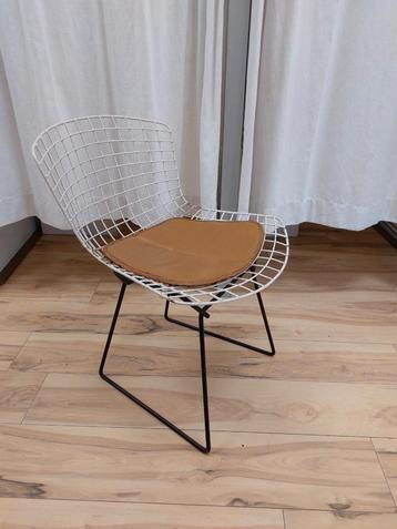 Vintage Harry Bertoia draadstoel design beschikbaar voor biedingen