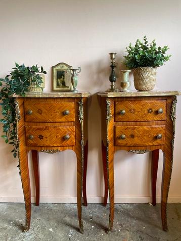 Set antieke Franse marqueterie nachtkastjes marmeren blad beschikbaar voor biedingen