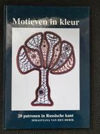 Kantklossen Motieven in Kleur - Russische Kant, Hobby en Vrije tijd, Kantklossen, Ophalen of Verzenden, Zo goed als nieuw