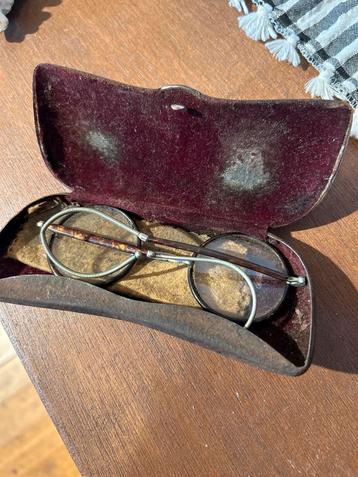 Antiek Leesbrilletje in Metalen Doos beschikbaar voor biedingen