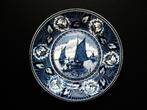 2 Delftsblauwe borden Hollandia Maestricht molen bootjes, Antiek en Kunst, Antiek | Keramiek en Aardewerk, Ophalen of Verzenden
