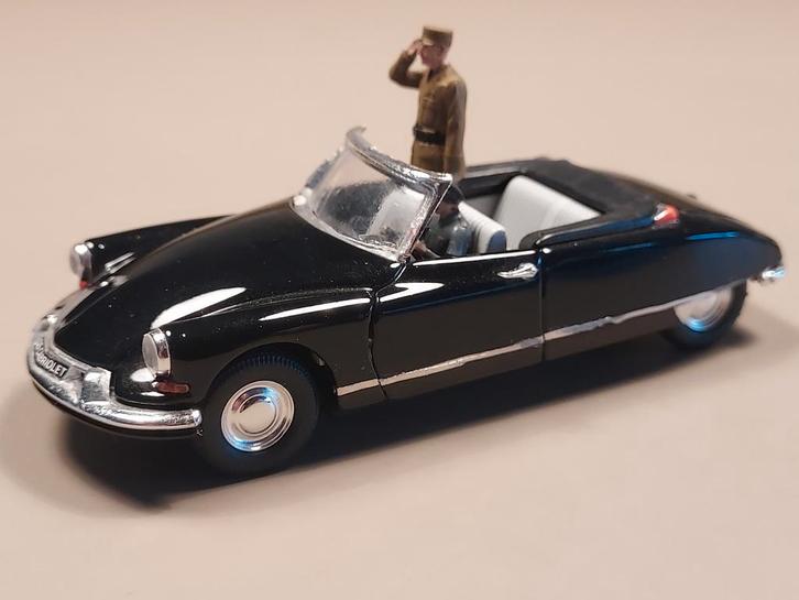 Citroën DS19 cabrio +president de Gaulle +chauffeur 1:43 Rio, Hobby en Vrije tijd, Modelauto's | 1:43, Gebruikt, Auto, Overige merken