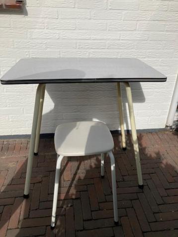 Tafeltje+krukje, vintage set beschikbaar voor biedingen